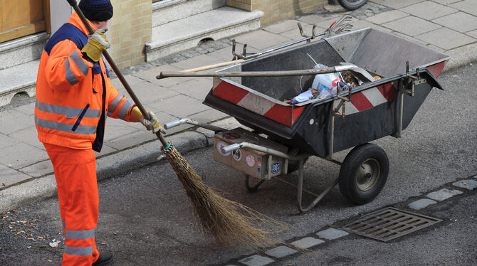 Mehr Straßenfeger für mehr Sauberkeit. Der neue Mitarbeiter, der in Bad Urach im kommenden Jahr den Reinigungstrupp im Bauhof ve