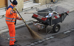 Mehr Straßenfeger für mehr Sauberkeit. Der neue Mitarbeiter, der in Bad Urach im kommenden Jahr den Reinigungstrupp im Bauhof ve