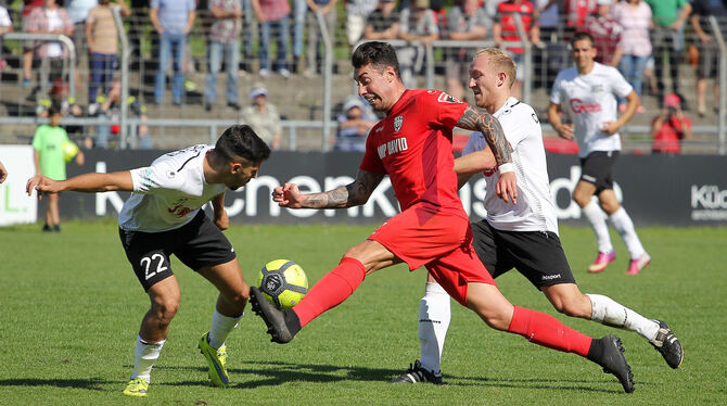 Cristian Giles (Mitte) traf für den SSV Reutlingen zum 3:0 im WFV-Pokal.   FOTO: EIBNER