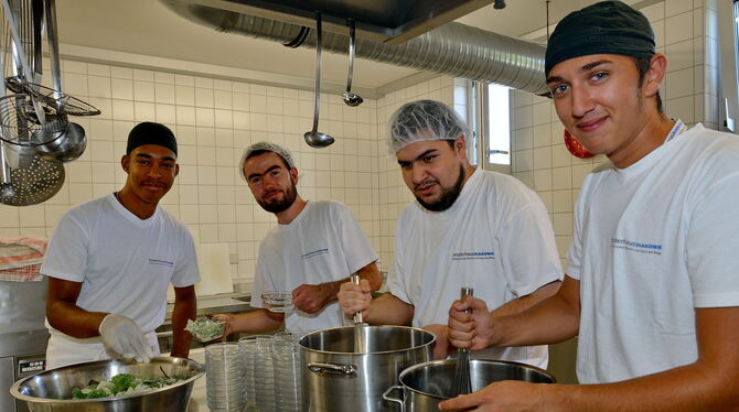 Benjamin Paulo (von links nach rechts), Tobias Flinner, Mustafa Caran und Leonardo Dumitro kochen begeistert. FOTOS: NIETHAMMER