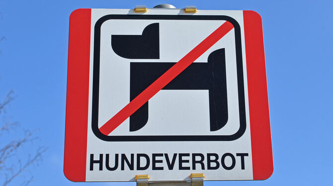 Hunde müssen auch weiterhin draußen bleiben: Der für Sonntag geplante Badespaß für die Vierbeiner ist abgesagt worden. Foto: Fot Hunde müssen auch weiterhin draußen bleiben: Der für Sonntag geplante Badespaß für die Vierbeiner ist abgesagt worden. Foto: Fot