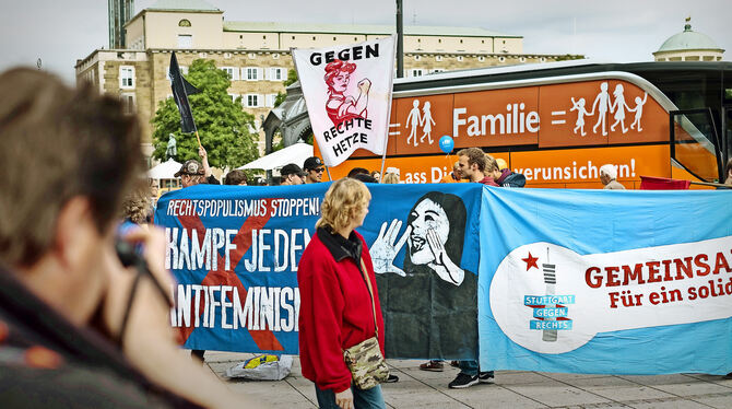 Bereits im September vor einem Jahr zeigten in Stuttgart Menschen Flagge bei der Demo »Vielfalt für alle«.  FOTO: LICHTGUT/MAX K