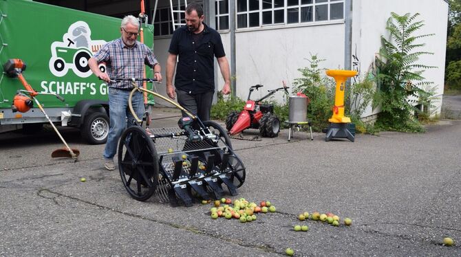 Testfahrt im Hof: Hans Wener vom Obst- und Gartenbauverein (links) und AiS-Geschäftsführer der AiS Marcus Hölz testen die Obstra