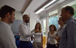Nachbesprechung nach der Halbzeit-Präsentation mit Helmut Scherer (Zweiter von links): das Anti-Depressions-App-Team (von links)