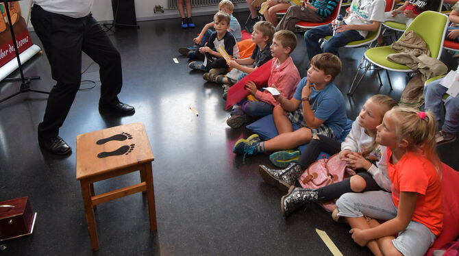 Auch ohne Buch: Zauberer Chrismagic unterhält die Kinder vom Leseclub.  FOTO: MEYER