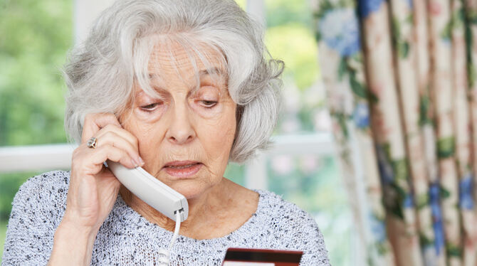 Egal ob per E-Mail oder Telefon: Betrüger haben es oft auf Senioren abgesehen. FOTO: DPA