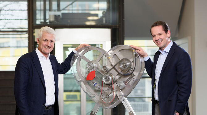 Hubert Reiff (links) und Alec Reiff, Geschäftsführer der Reutlinger Reiff-Gruppe, wollen am Pulsschlag der Produktion sein, symb