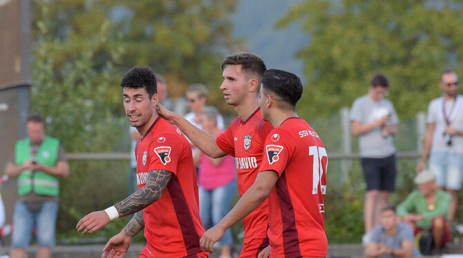 Hatten wieder Grund zum Jubeln: (von links) Der zweifache Torschütze Cristian Giles, Raphael Schneider und Dominic Sessa, der ei