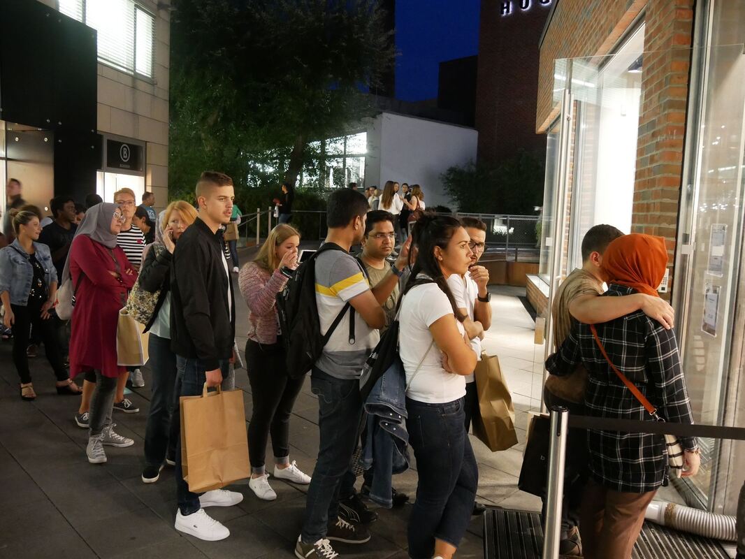 k-Schlange stehen vorm Laden