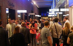 Beim Midnight-Shopping in Metzingen war schwer was los – in den Outlets ebenso wie in der Fußgängerzone Richtung Rathaus. Die Be