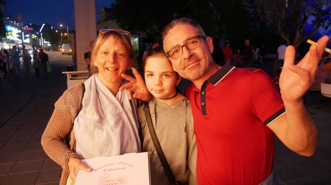 Auch Metzinger kamen zum Midnight-Shopping in Metzingen: Hier Matteo mit Familie in bester Einkaufsstimmung.