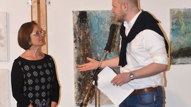 Vernissage in der Neuhäuser Kelter: Wolfram Bier spricht mit und über die Künstlerin Gerda Ott. FOTO: SANDER