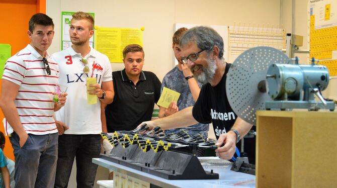 Der Physikunterricht mit Lehrer Gerhard Weber und Käsekuchen zum Auftakt kam besonders gut an. FOTO: VEY