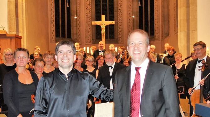 Dirigent Alexander Mottok (links) und Organist Stephen Blaich mit Mitgliedern des Deutschen Ärzteorchesters.  FOTO: BÖHM