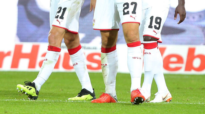 Trotz zweier Treffer in Freiburg alles andere als zufrieden: VfB-Torjäger Mario Gomez (Bildmtte). FOTO: EIBNER