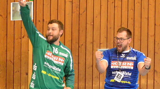 Feiern den zweiten Auswärtssieg im zweiten Auswärtsspiel: Pfullngens Torhüter Magnus Becker (links) und Trainer Frederick Griesb