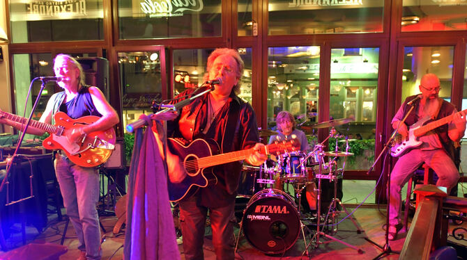 »Guests of Nature« waren im Alexandre für »Maxo and the Dudes« eingesprungen, was der Stimmung keinen Abbruch tat. FOTOS: MEYER »Guests of Nature« waren im Alexandre für »Maxo and the Dudes« eingesprungen, was der Stimmung keinen Abbruch tat. FOTOS: MEYER