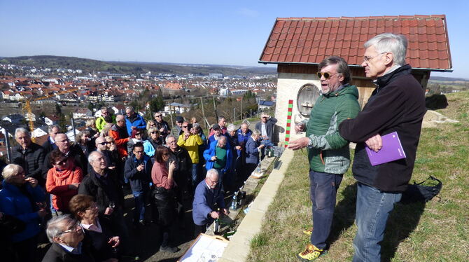 Der Metzinger und der Neuhäuser Weinerlebnisweg (im Bild eine Führung) sollen durch zusätzliche Stelen verbunden werden.   ARCHI