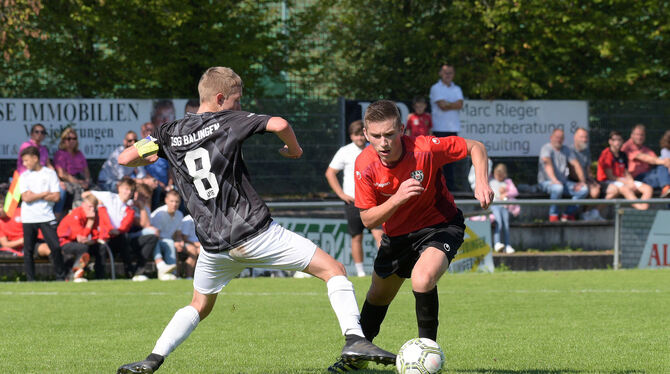Ilias Dimou (rechts/SSV-B-Junioren) setzt sich gegen Dominik Bendrin durch.  FOTO: BAUR