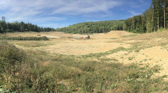 Zur Zeit werden die Senken auf dem Sauren Spitz mit Erdmaterial aufgefüllt.   FOTO: STADT