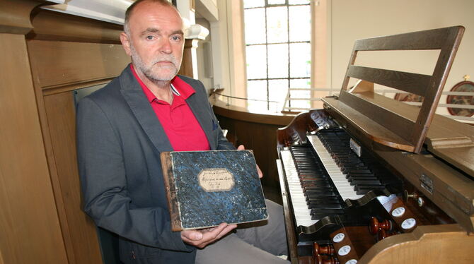 An der frisch renovierten Blessing-Orgel zeigt Egon Herter auch das historische Originalbuch aus 1864 mit Noten von Johann Paul