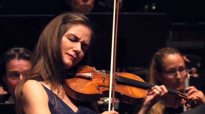Geigerin Lena Neudauer beim Auftritt mit Mozarts Violinkonzert.  FOTO: KNAUER