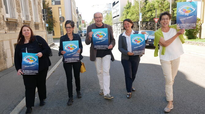 Vom 22. September an kommt die Interkulturelle Woche auf Reutlingen zu und zwar mit den Veranstaltern (von links) Suzan Karabaj,