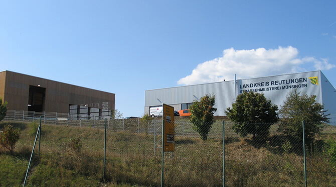 Bald ziehen die Mitarbeiter der Straßenmeisterei in das neue Gebäude an der B 465 ein. Bald ziehen die Mitarbeiter der Straßenmeisterei in das neue Gebäude an der B 465 ein.