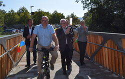 Vertreter der Stadtverwaltung sowie der Unternehmen Storopack und Kaufland weihen die Brücke am Adlergarten ein.  FOTO: BÖRNER