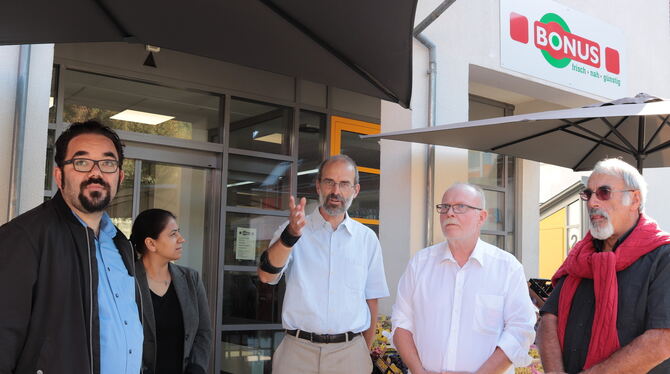 Chris Kühn (links) auf Tour durch den Landkreis. In Kusterdingen besichtigte er den Bonus-Markt. Hier mit Bezirksleiterin Simona