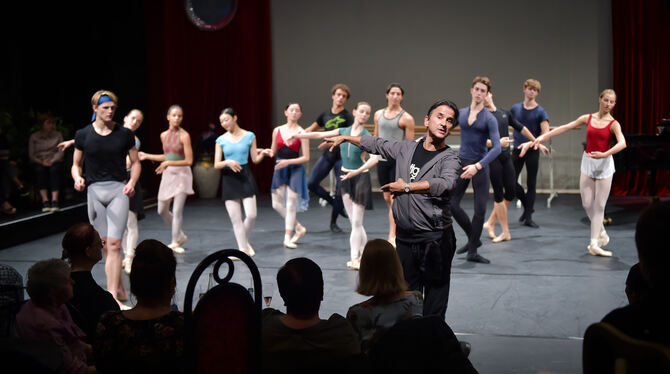 Blick hinter die Kulissen mit Stuttgarts neuem Ballettchef Tamas Detrich (vorn) und seinen jungen Tänzern.  FOTO: ROMAN NOVITZKY