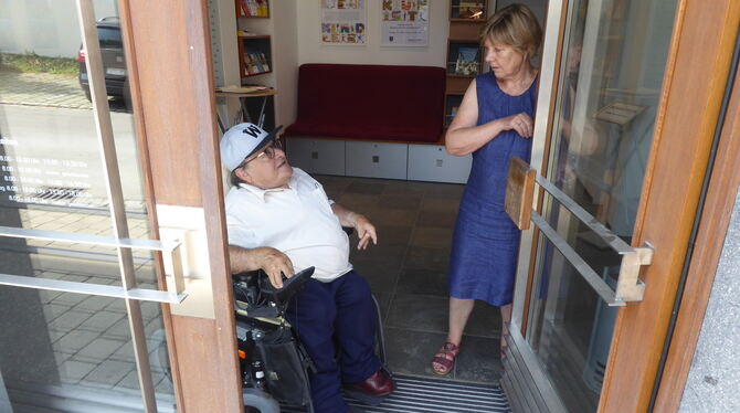 Der Kreisbehindertenbeauftragte Willi Rudolf (links) hat nicht nur in Ofterdingen mit Ruth Blaum als neuer Behindertenbeauftragt
