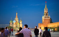 Moskaus Roter Platz mit Basilius-Kathedrale und Lenin-Mausoleum. Altbekannt, aber es gibt auch moderne Elemente in der Stadt. FO