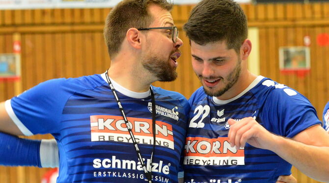 Tauschen sich aus: Pfullingens Trainer Frederick Griesbach (links) und Regisseur Florian Möck. FOTO: NIETHAMMER Tauschen sich aus: Pfullingens Trainer Frederick Griesbach (links) und Regisseur Florian Möck. FOTO: NIETHAMMER