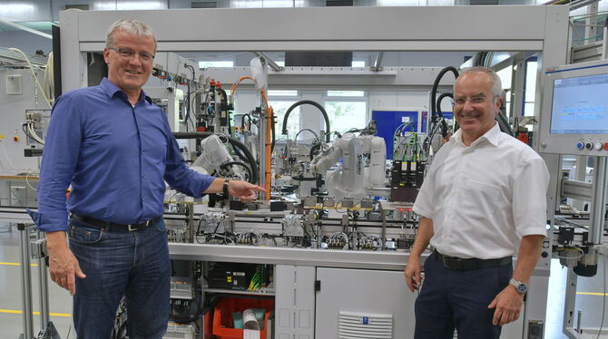 Die Geschäftsführer Stefan Schiller (links) und Karl-Heinz Bahnmüller zeigen eine von Schiller Automation in Sonnenbühl-Genkinge
