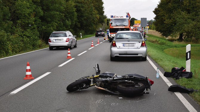Ein Motorradfahrer war auf ein vorausfahrendes Auto aufgefahren.