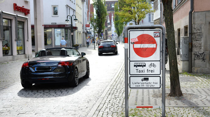 Gestern Mittag in der Metzgerstraße: Der GEA-Fotograf musste nicht lange auf Verkehrssünder warten.  FOTO: PIETH