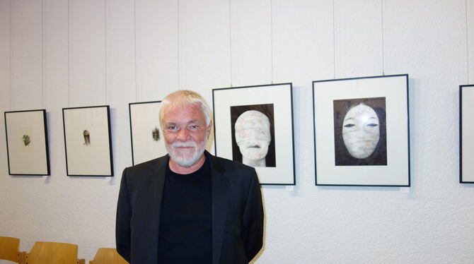 Mehr als 50 »Konterfeis« hat Axel Standke für seine Ausstellung in der Stadtbücherei geschaffen. Zur Eröffnung gab es eine Perfo
