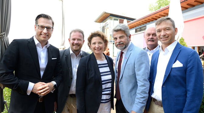 Alle scharen sich um Nicola Beer(von links): Andreas Glück, Rainer Knauer, Gerd Tauster (beide »die Familienunternehmer«) und Pa