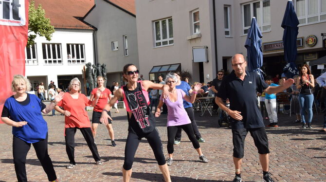 Da kam Stimmung auf: Zu fetziger Musik zeigten Aktive eines Fitnessstudios, wie man sich mit Zumba fit halten kann. FOTOS: SCHÖB