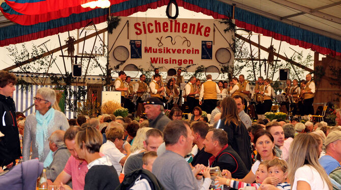 Andrang bei der Sichelhenke Wilsingen, die nicht nur ein Fest, sondern auch eine Verbrauchermesse ist: Im Zelt lockten Bewirtung