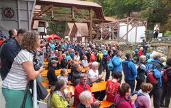 Bei der Einteilung der Wandergruppen im Hayinger Naturtheater war konzentriertes Zuhören gefragt.  FOTO: WURSTER
