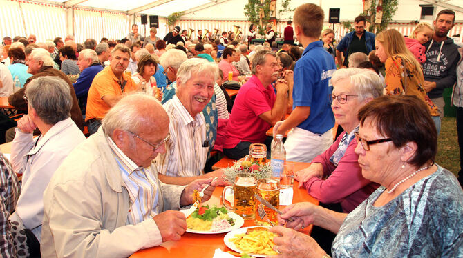 »Volles Zelt« hatten die Köhlermusikanten am Sonntag bei ihrem Gässlesfest. FOTO: OLE