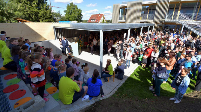 Hunderte kamen zur Eröffnung des neues Kinderhauses in Bodelshausen.  FOTO: MEYER