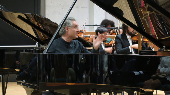 Pianist Matthias Kirschnereit beim Flügel-Auswahl-Konzert mit der Philharmonie. Hinten das Konkurrenzmodell.  FOTO: KNAUER