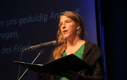 Sängerin Friederike Ziegler bei der Uraufführung von »12 x Frieden«.  FOTO: KNAUER