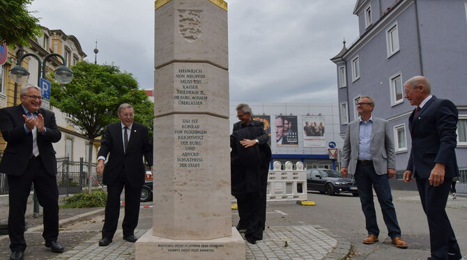 Nach dem Festakt im Spitalhof wurde die Stauferstele in der Zeughausstraße enthüllt (von links): Bürgermeister Robert Hahn, Loth