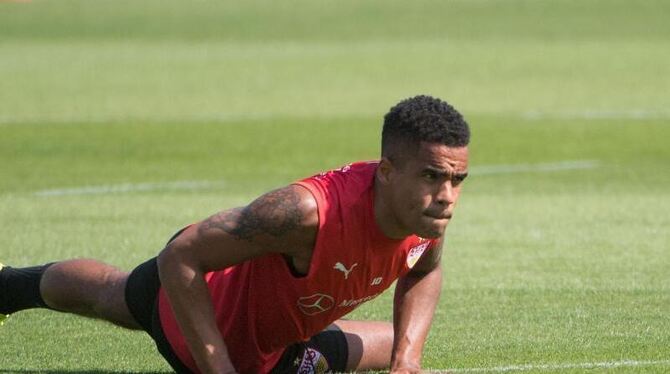 Daniel Didavi liegt auf dem Boden