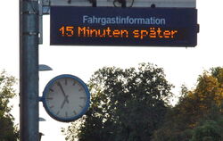 Züge der Zollern-Alb-Bahn haben durch Langsamfahrstellen aufgrund von Schienenschäden derzeit Verspätung, Pendler und Reisende k