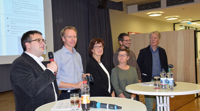 Die Sprecher der Arbeitsgruppen aus den Zukunftswerkstätten, hier mit Moderator Philipp König vom Büro Reschl (von links), setze